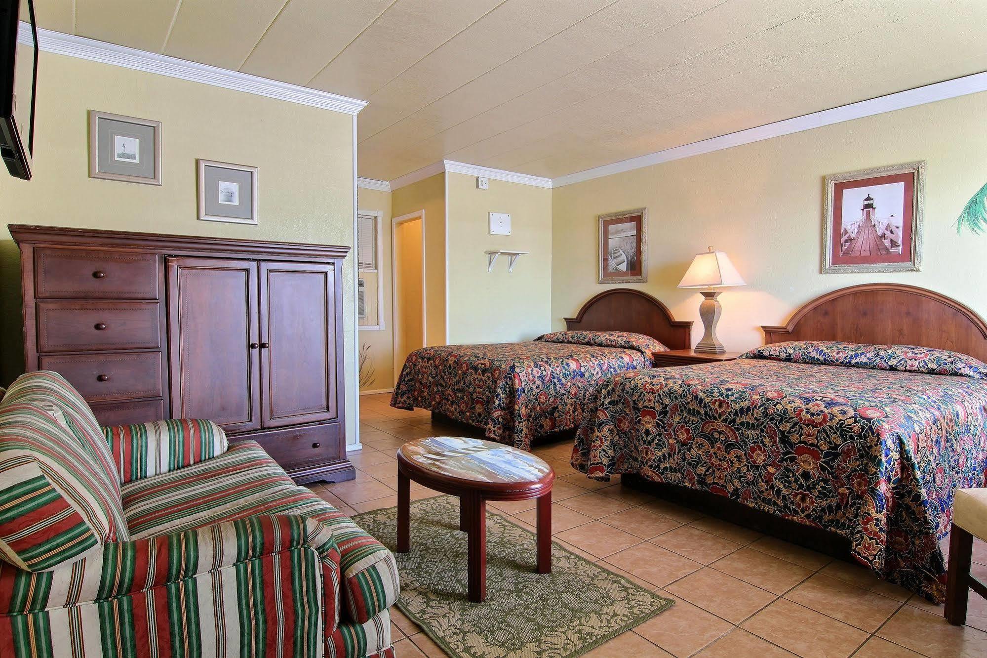 Shark Reef & Motel 3*